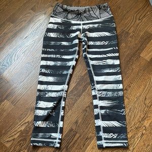 Lululemon Black and White Striped Shady Palms capri pants Crop Leggings Size 2